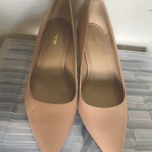 Coach women’s leather nude low heel pumps, size 7 pre-owned excellent condition